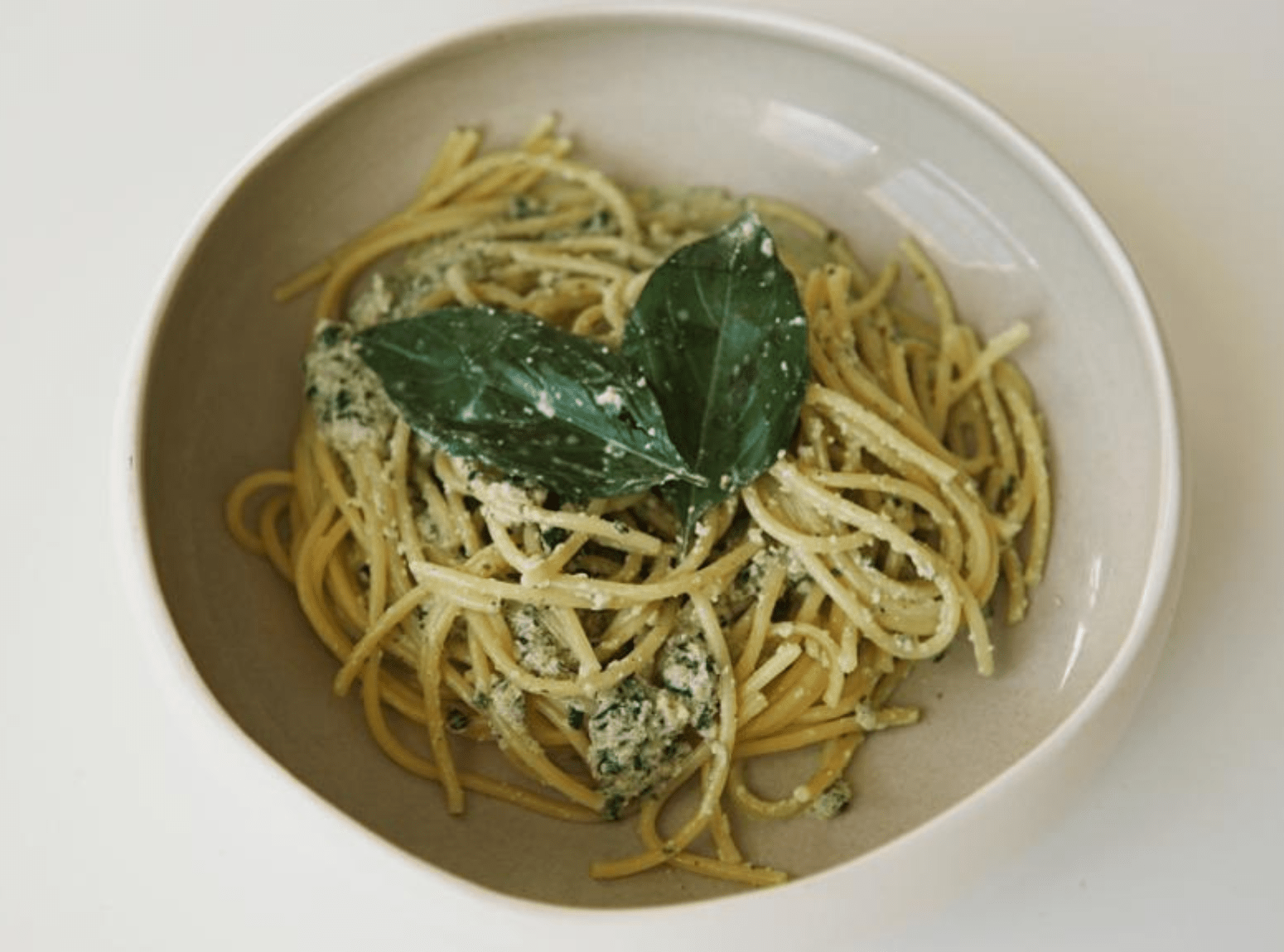 Pâtes sans gluten au pesto de chanvre vegan pour booster l'immunité