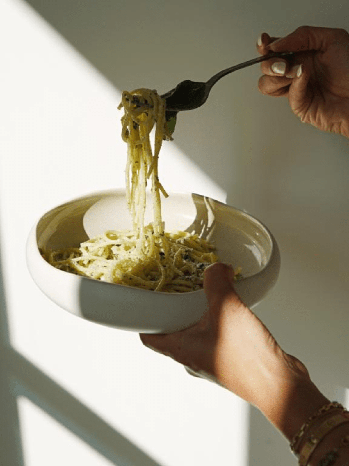 Pâtes sans gluten au pesto de chanvre vegan pour booster l'immunité