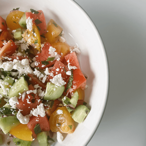 Sunny greek salad - Bronzage - Recette estivale - Agence Inside Out Wellness